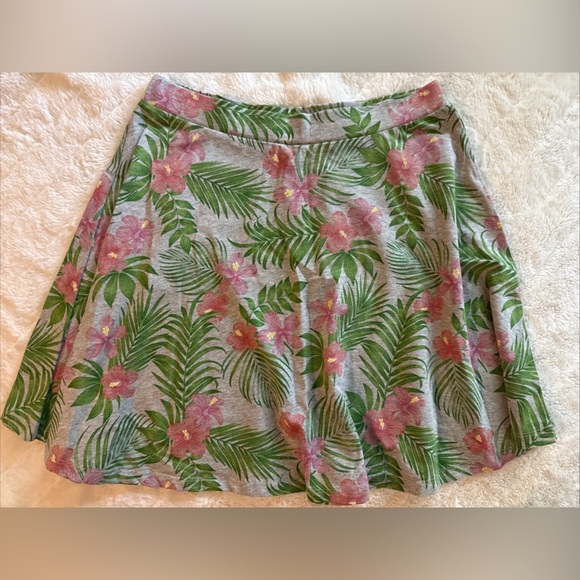 H&M Divided Women’s Tropical Stretchy Skirt Size Medium NWT - Picture 1 of 4